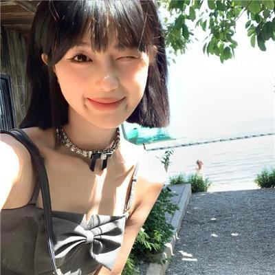 戴流苏耳环的少女